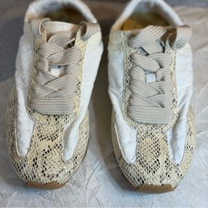 Oasis Society Women’s Sneaker Cream Fabric Size 8.5. Wide lace tan snakeskin.‎